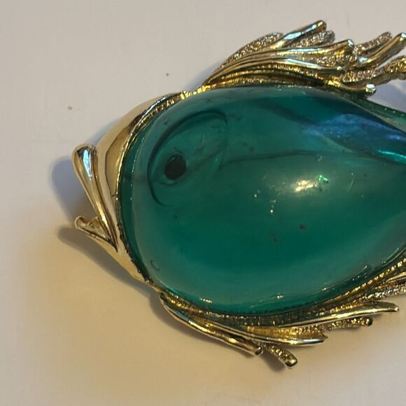 Vintage Art Deco Gold Tone and Green Clear Resin Fish Brooch Pin - Picture 3 of 7